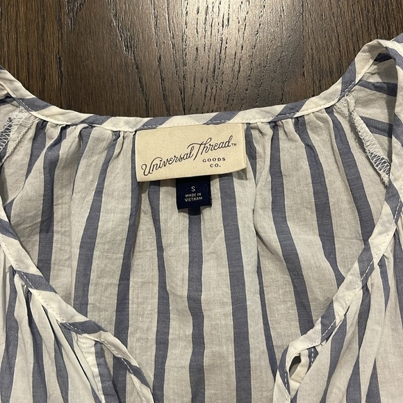 Universal threads blouse - Picture 2 of 5